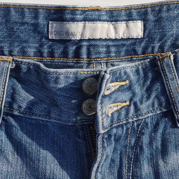 ๐OLD NAVY Mid-Rise Distressed Shorts in Medium Dark Wash - Picture 3 of 16